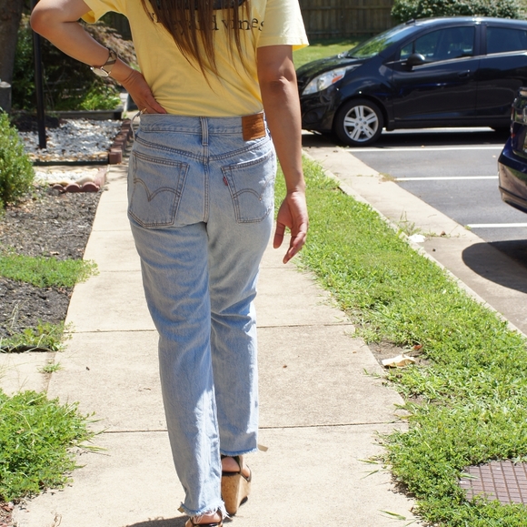 Levi’s Wedgie Straight Ankle Distressed Jeans - Picture 2 of 12